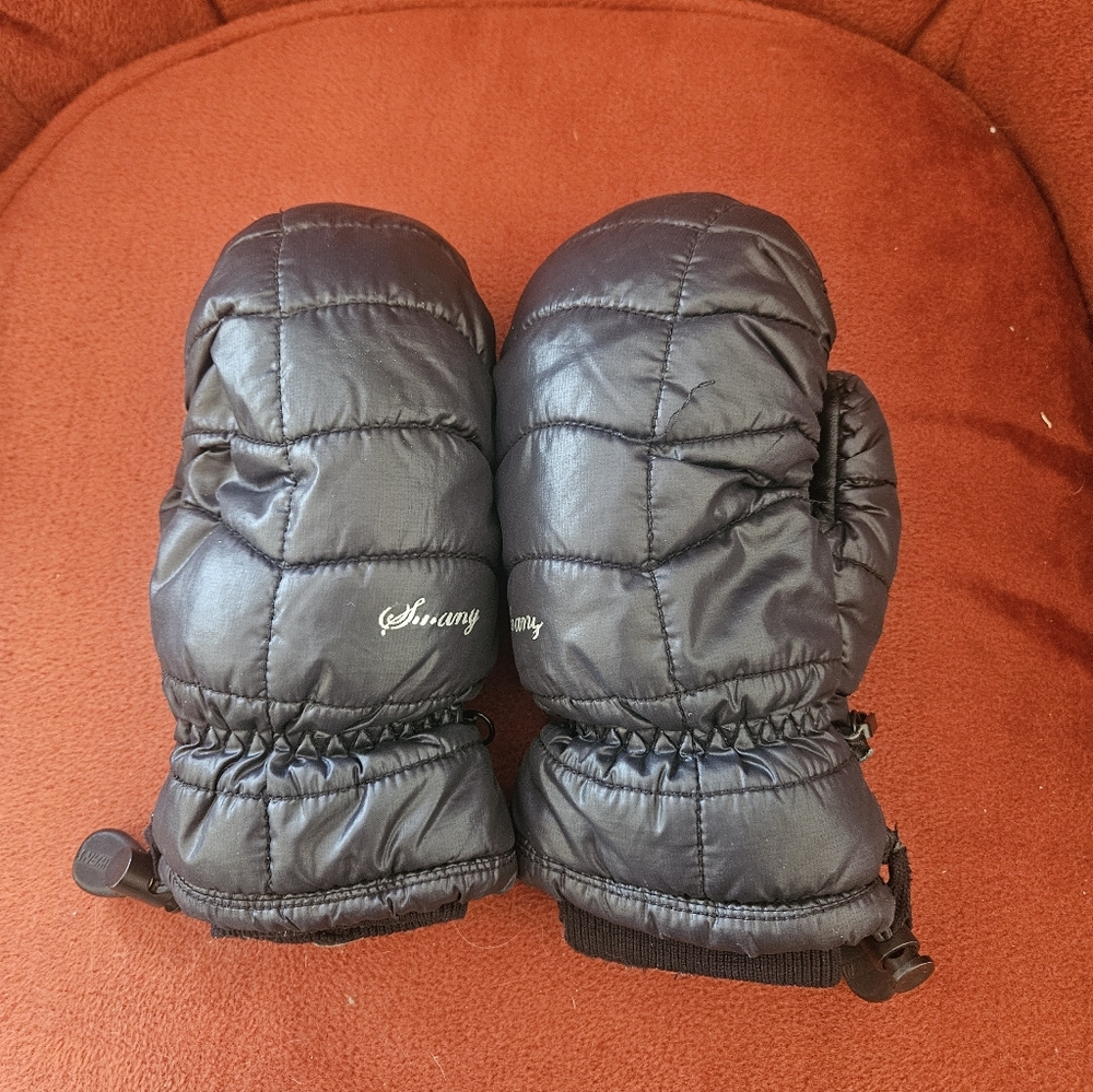 Swany Black Quilted Mittens